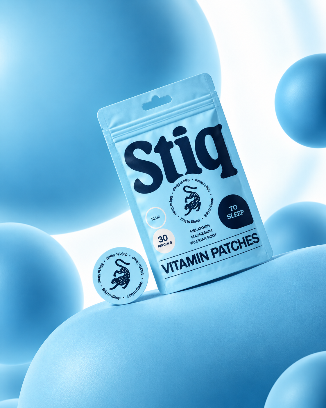 Envase de parches de vitaminas para dormir Stiq Patches junto a un parche vitamínico Sleep.