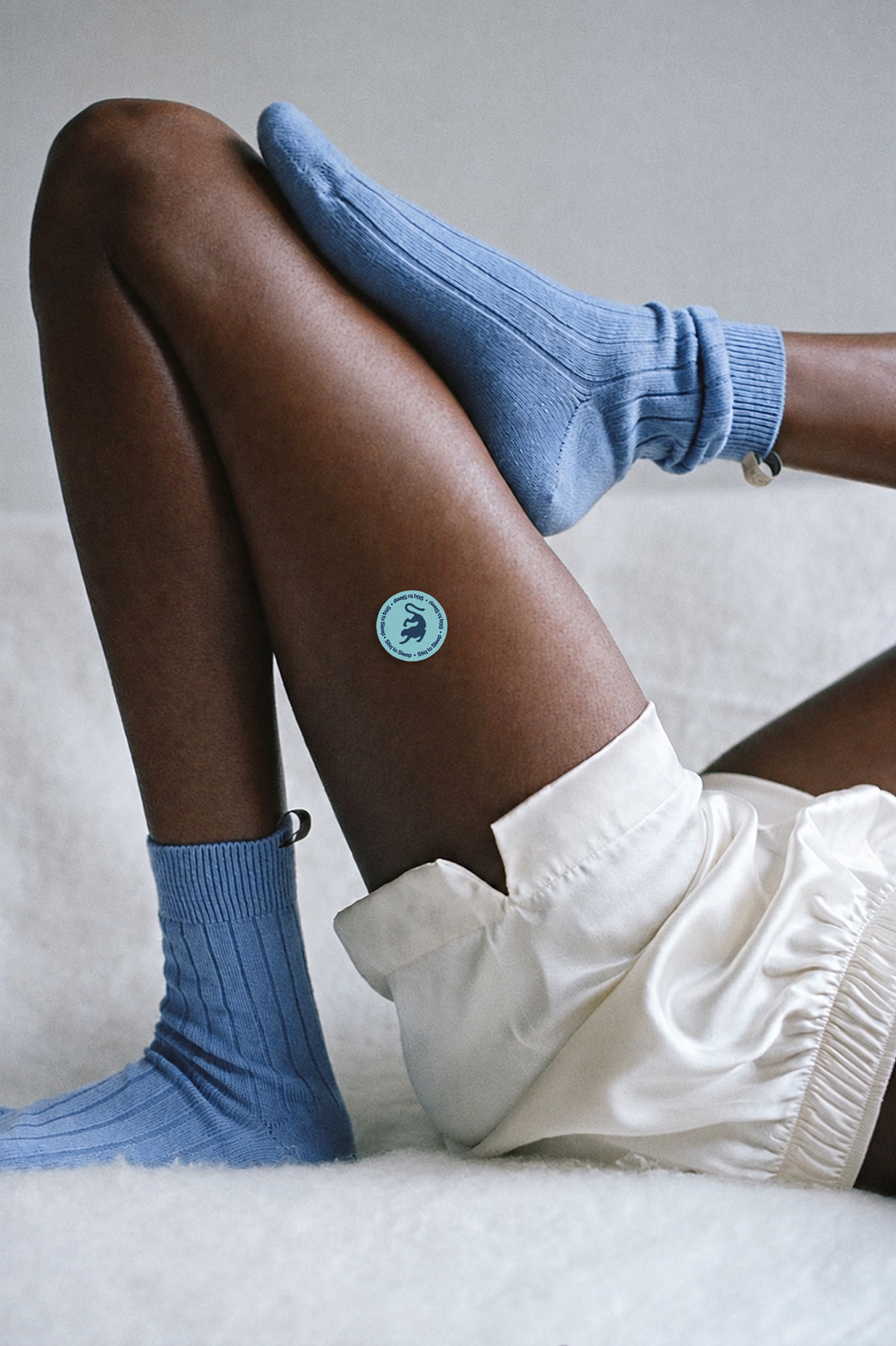 Parche de vitaminas para dormir Stiq Patches Sleep durante una rutina de descanso y bienestar.
