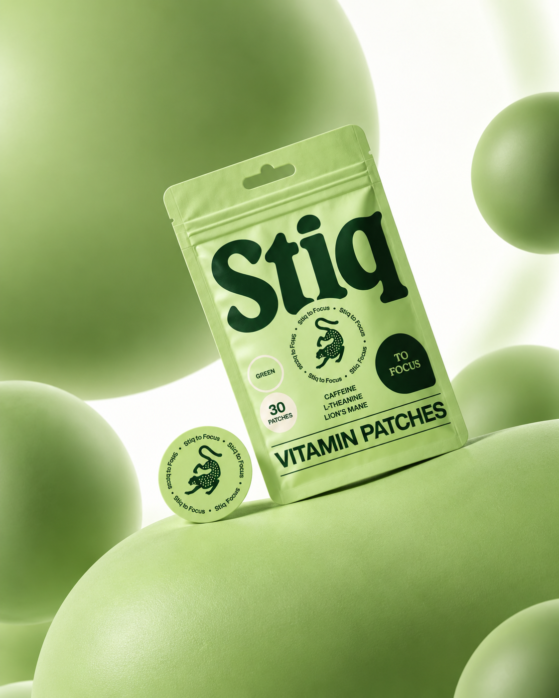Envase de parches de vitaminas para mejorar la concentración Stiq Patches junto a un parche vitamínico focus.