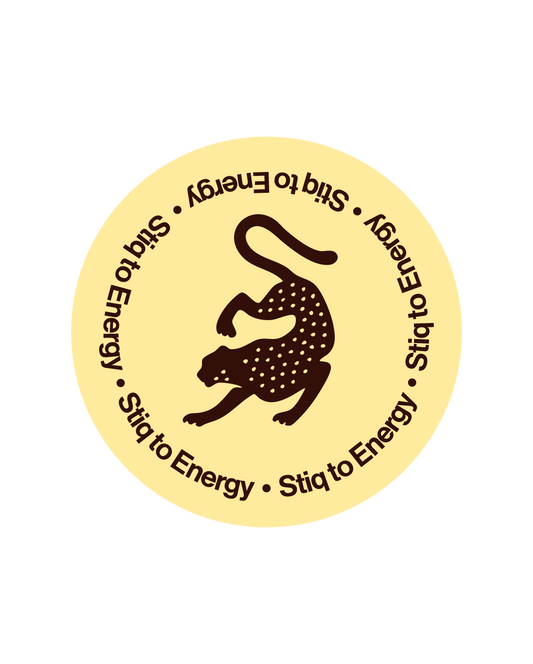 Parche de vitaminas para la energía Stiq Patches Energy con diseño de leopardo marrón.