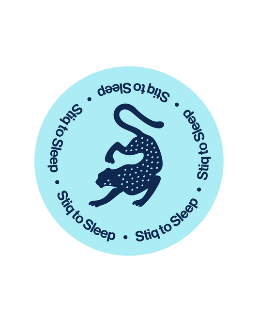 Parche de vitaminas para dormir Stiq Patches Sleep con diseño de leopardo azul.