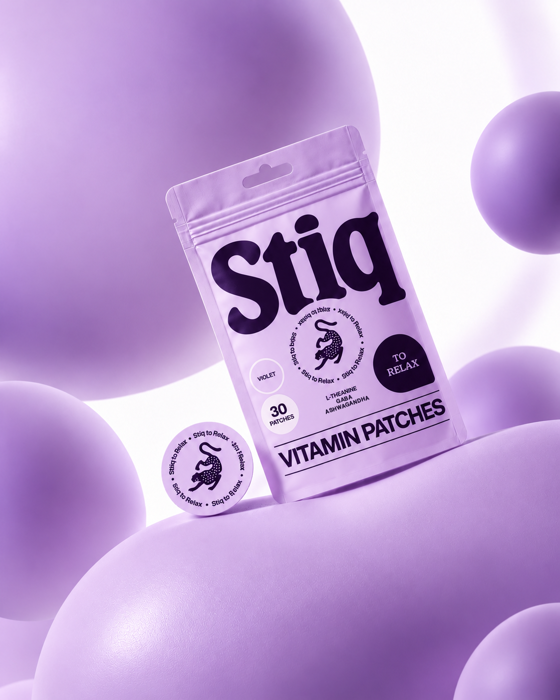 Envase de parches de vitaminas para relajarse Stiq Patches junto a un parche vitamínico Relax.
