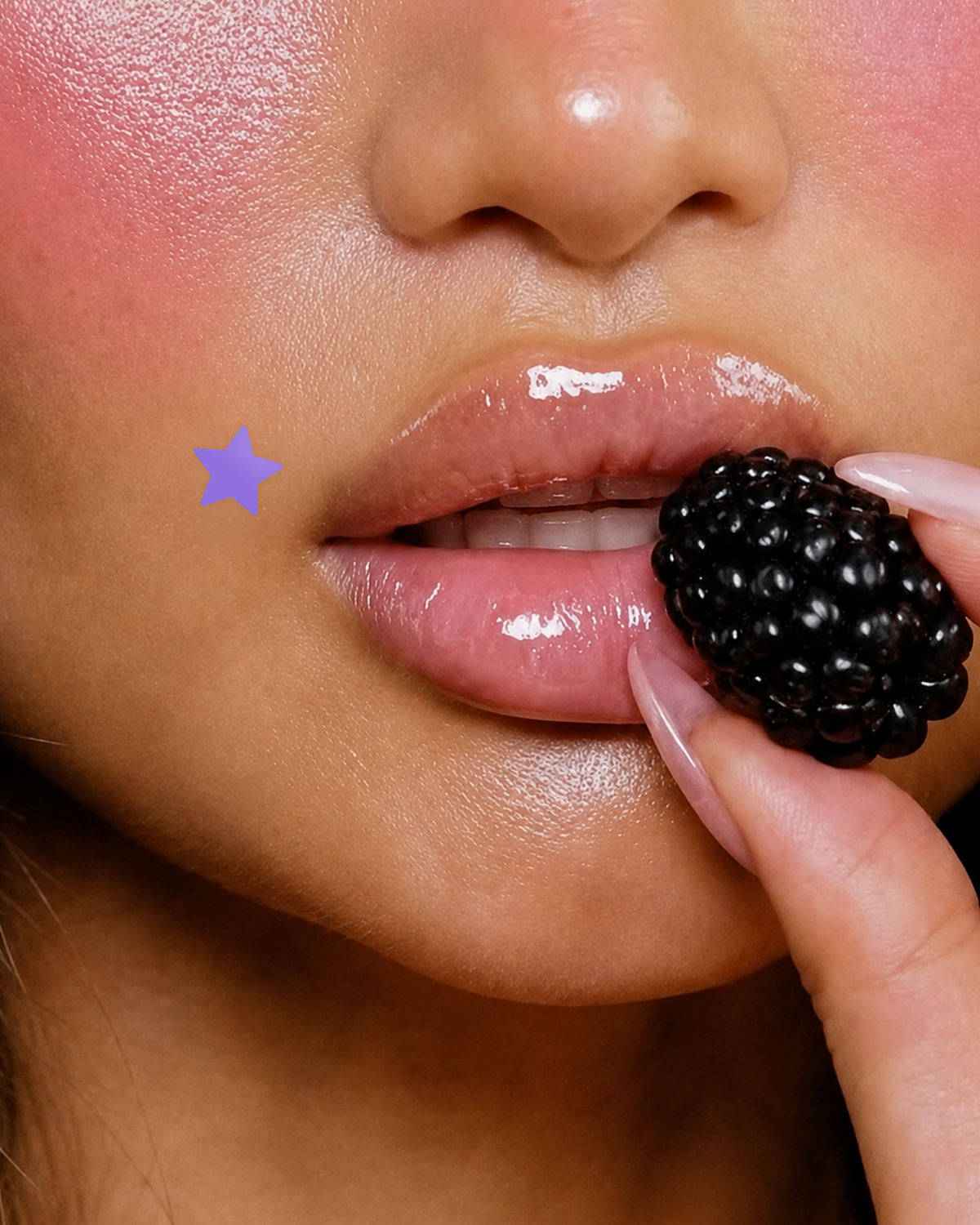 Persona mostrando un parche hidrocoloide para granos Stiq Patches Starwear con forma de estrella violeta (violet)