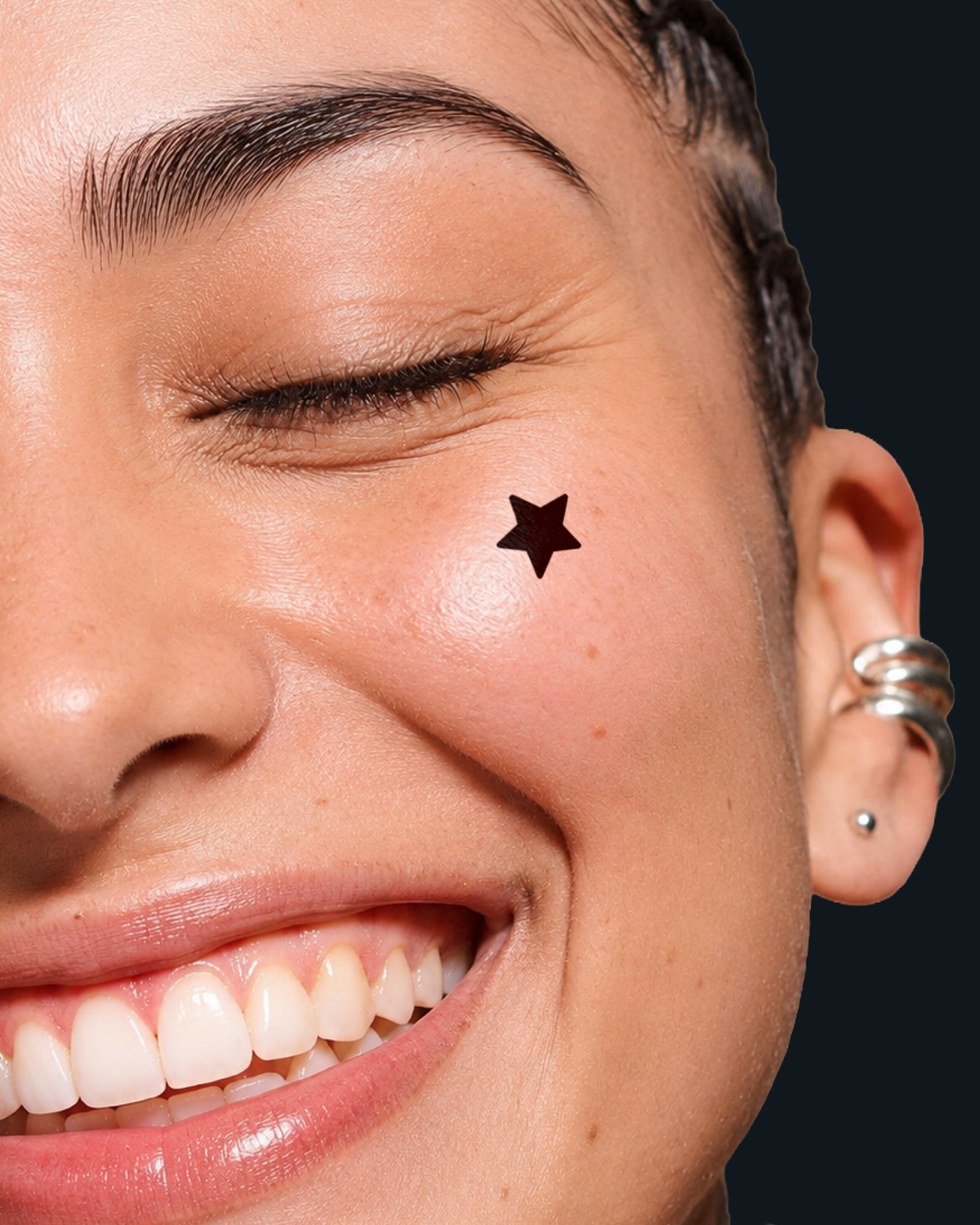 Persona mostrando un parche hidrocoloide para granos Stiq Patches Starwear con forma de estrella negra  (noir)