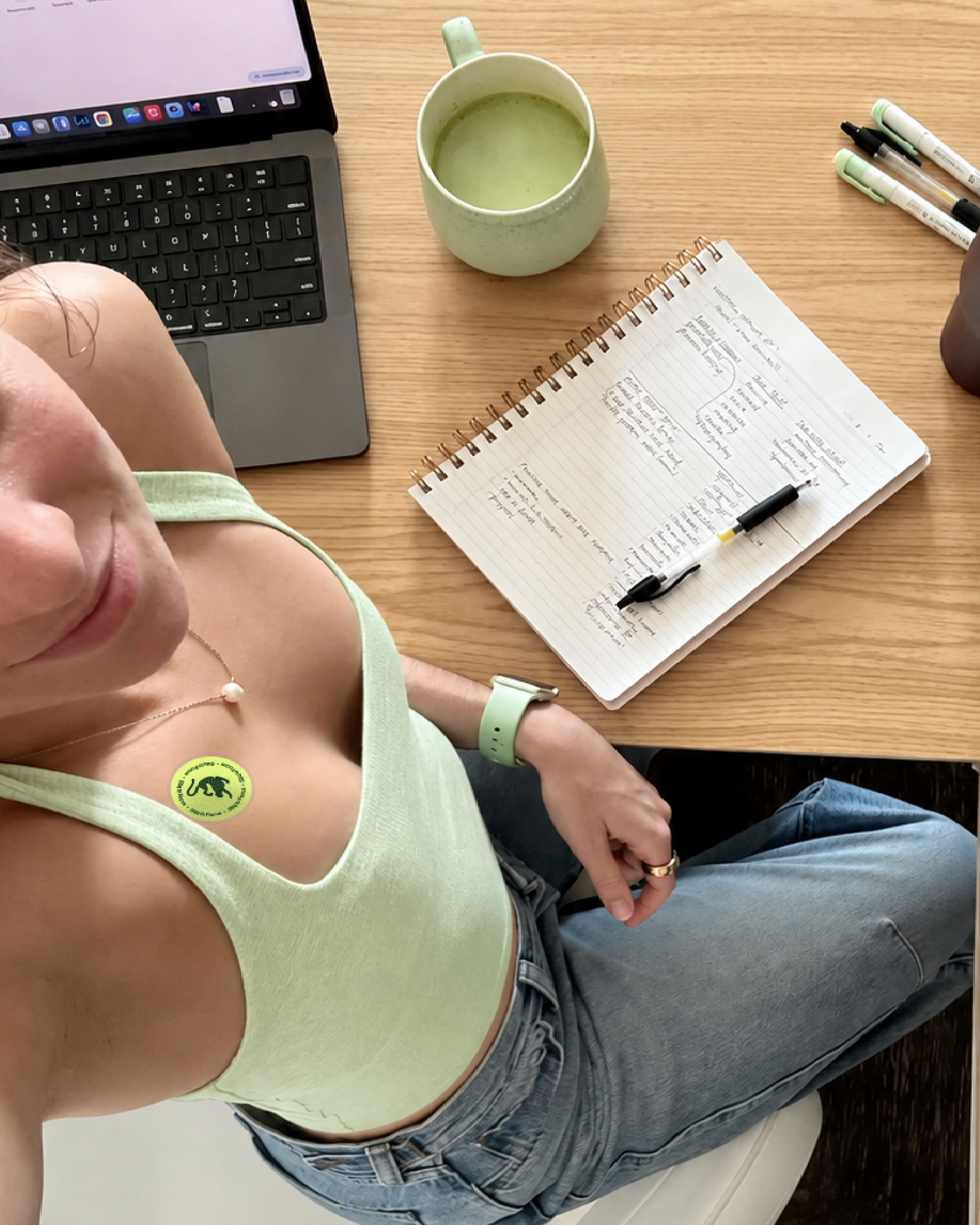 Persona trabajando en un escritorio con un parche de vitaminas Stiq Patches Focus para mejorar la concentración.